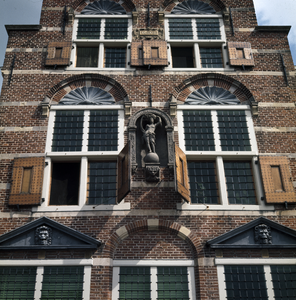 119967 Gezicht op een gedeelte van de voorgevel van het Arminiushuis (Markt 0ostzijde 14/ Gasthuissteeg 2) te Oudewater ...